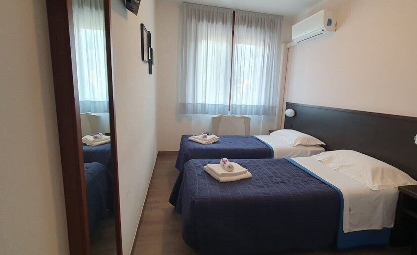 Bedroom 3, Hotel La Ruota, Sondrio