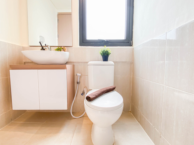 Bathroom 5, Homey and Modern 2BR at Meikarta Apartment By Travelio, Cikarang