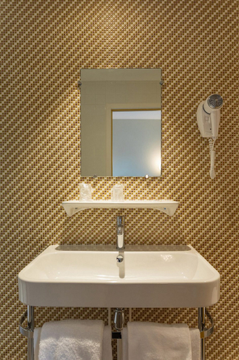 Bathroom 4, Grand Hotel de la Gare, Maine-et-Loire