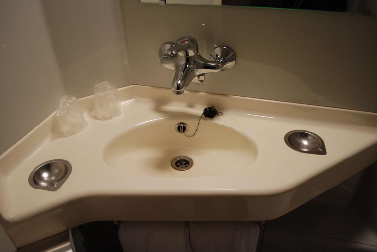 Bathroom 5, Premiere Classe Evreux, Eure