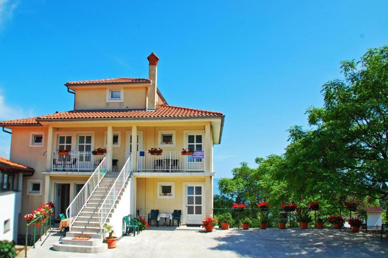 Exterior view 2, Apartments Kolmanic, sea view, free privat parking, Opatija/Veprinac