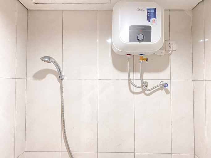 Bathroom 5, Comfortable and Homey 2BR Apartment Nifarro Park By Travelio, Jakarta Selatan