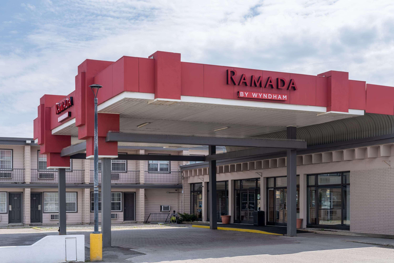 Exterior & Views 1, Ramada by Wyndham Thunder Bay Airline Hotel, Thunder Bay