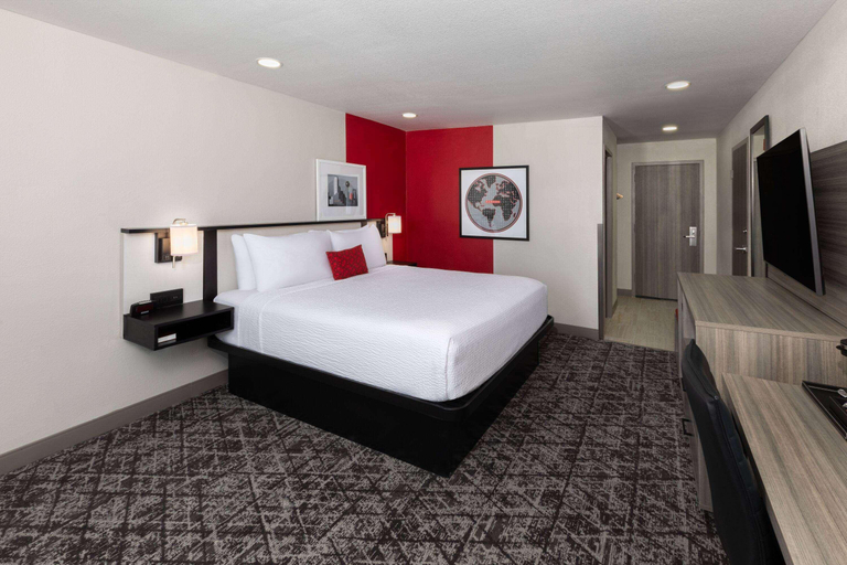 Bedroom 3, Ramada By Wyndham DFW Airport, Irving