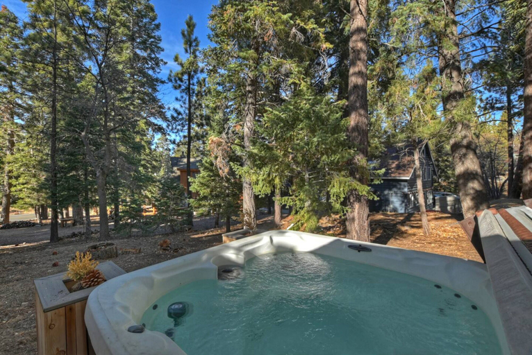 Sport & Beauty, Peaceful Sunshine Chalet with Hot Tub, San Bernardino