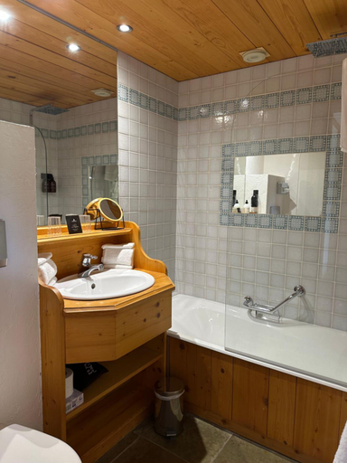Bathroom 5, Le Jeu de Paume, Haute-Savoie