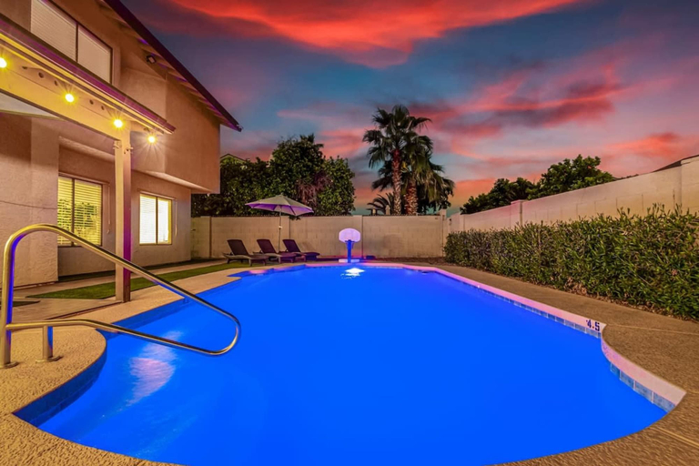 Room 4, Solstice on Summit Retreat Pool Putt Grn Sleeps 10, Maricopa
