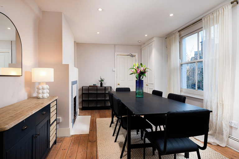 Others 3, VESTO Three Bedroom Apartment in Clapham, London