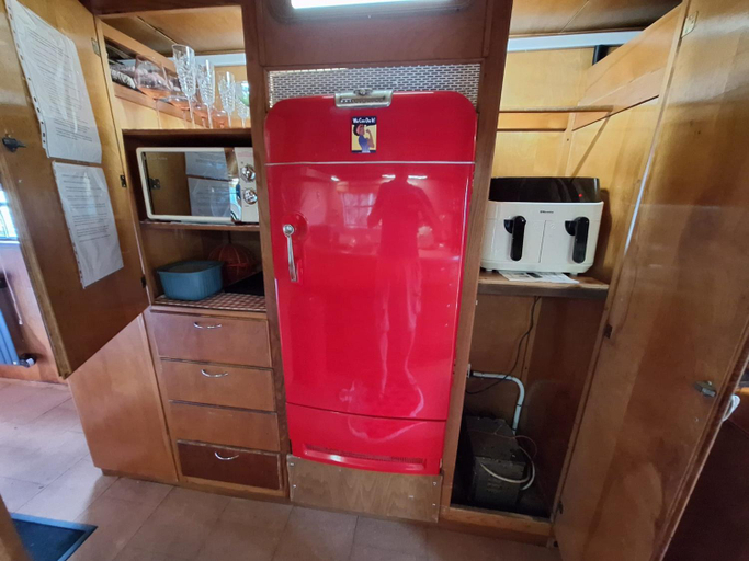 3, Airstream style caravan with optional hot tub, Cornwall