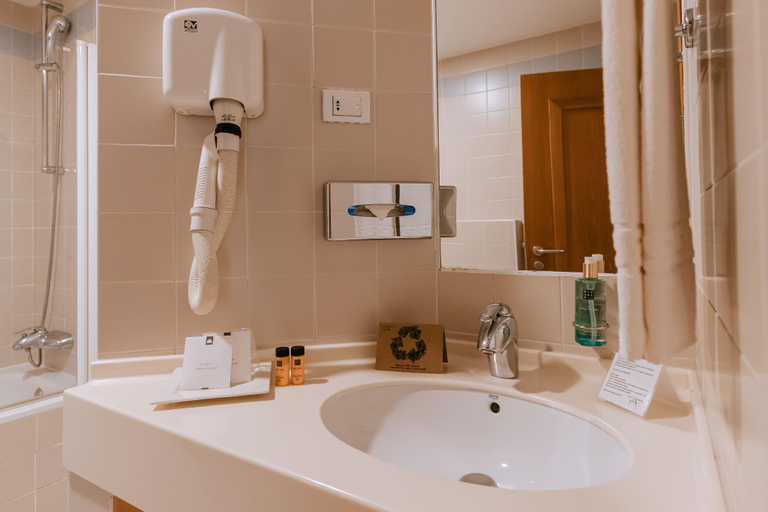 Bathroom 5, MS Aparthotel, Oeiras