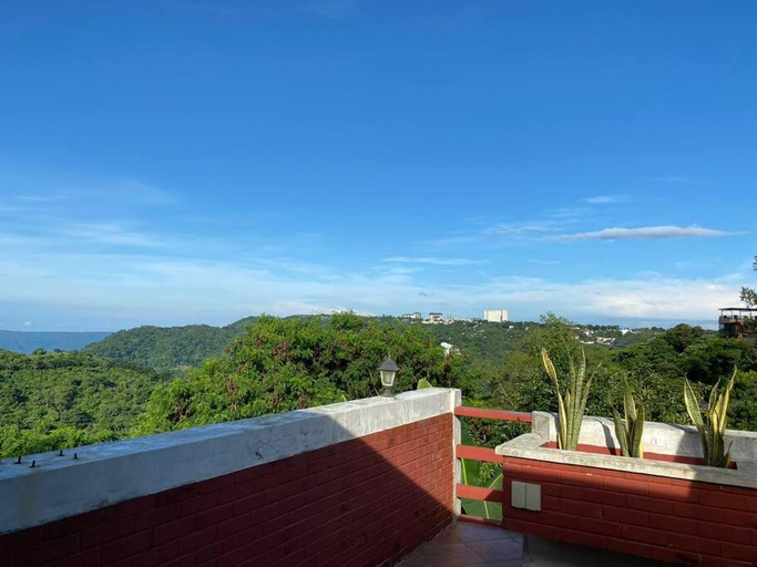 View 4, Chic Suite | Mountain View + Zen Room Access, Tagaytay City