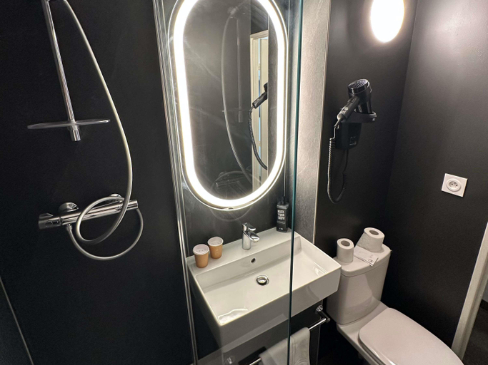 Bathroom 4, ibis Abbeville, Somme