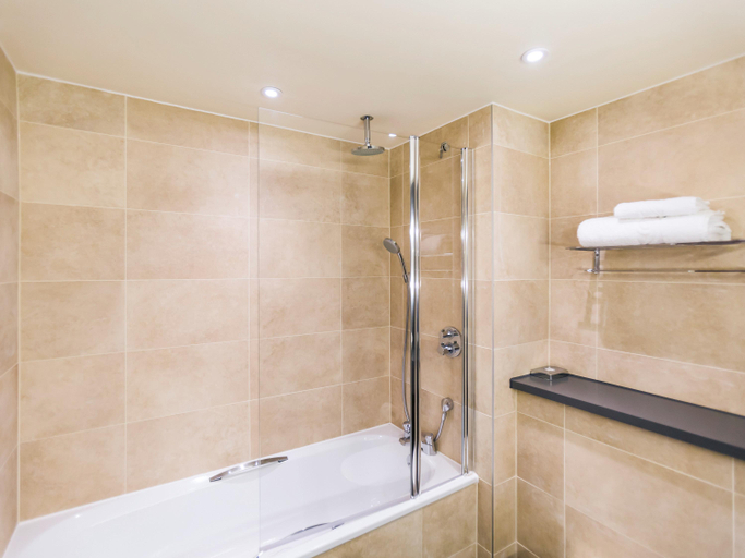 Bathroom 5, Mercure Dartford Brands Hatch Hotel & Spa, Kent