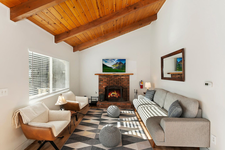Others 5, Peaceful Sunshine Chalet with Hot Tub, San Bernardino