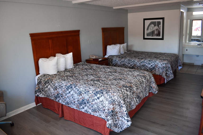 Bedroom 3, Rodeway Inn Auburn Hills, Oakland
