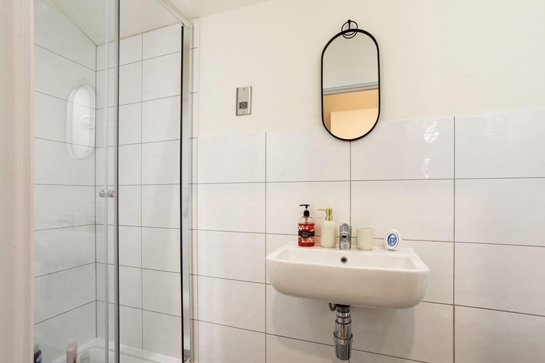 Bathroom 2, Stylish 2-Bed Apartment at Conditioning House, Bradford