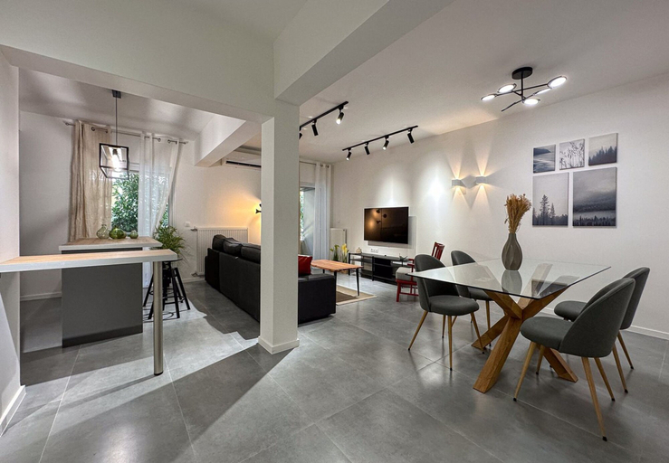 Room 2, LIV - Modern Comfort Oasis in Pagrati, Attica