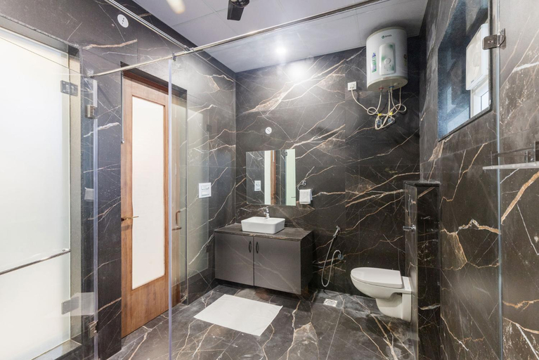 Bathroom 3, StayVista at Elaris With Bonfire, Pool, Lawn, Jaipur