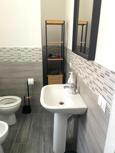Bathroom 3, Riva del Tevere , Rome