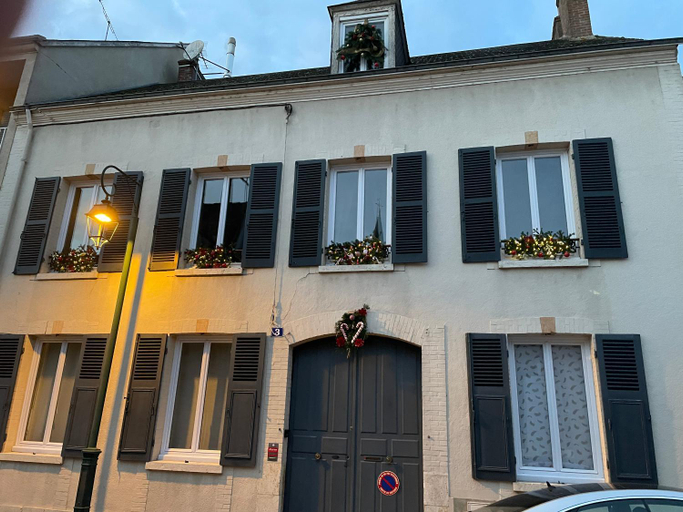 Exterior & Views