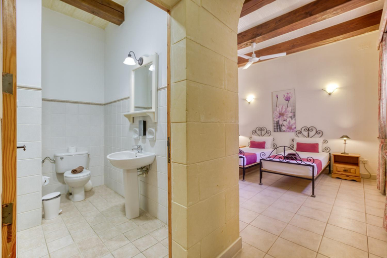 Bathroom 3, Villagg tal-Fanal