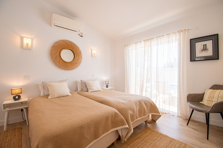 Room 2, 67 adm 3 Bedroom Villa Walking Distance to Carvo, Lagoa
