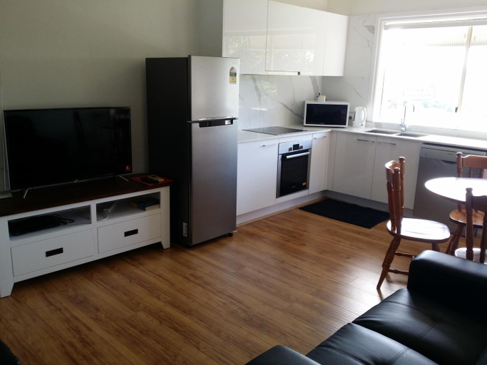 Food & Drinks 5, Hampton Court Apartments, Clayfield