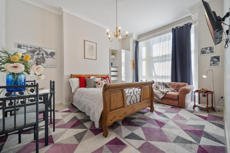 Others 5, Modern Studio Apartment, London