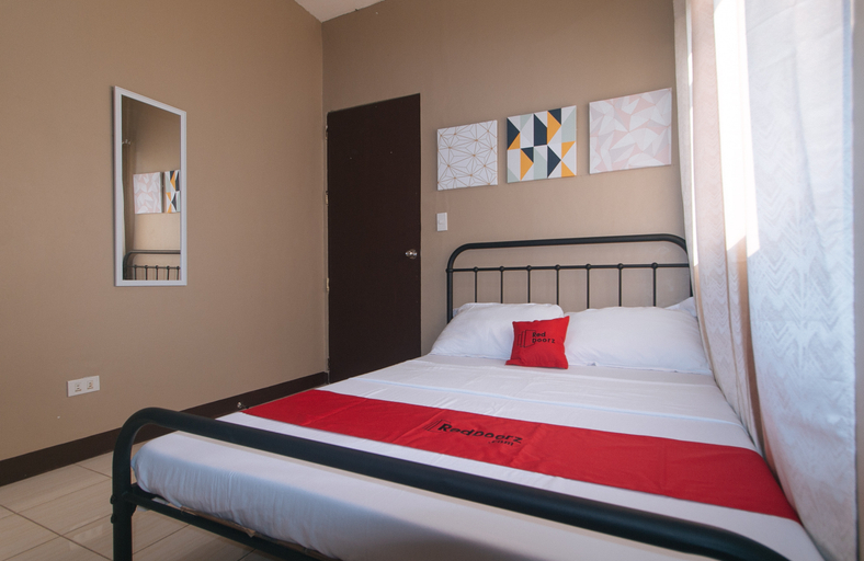 Bedroom 4, RedDoorz @ Aurea Apartelle, Iloilo City