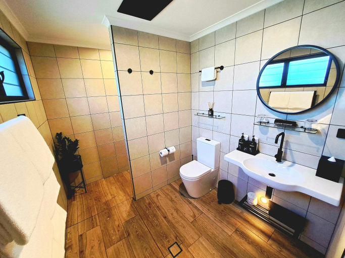 Bathroom 2, Seadreams Mission Beach, Johnstone