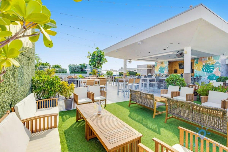 Food & Drinks 4, Worth Traveling| Hot tub & Unique Rooftop Pool, Broward