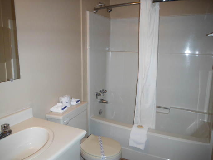Bathroom 3, Tumbler Ridge Inn, Peace River