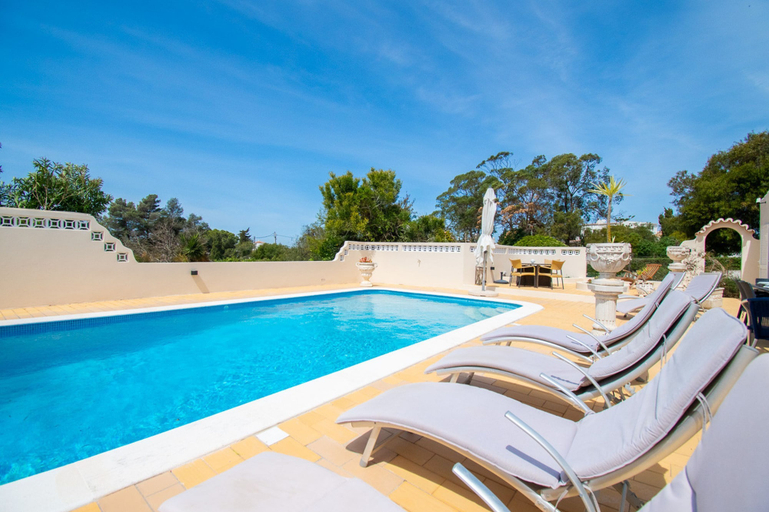 Room 5, 67 adm 3 Bedroom Villa Walking Distance to Carvo, Lagoa