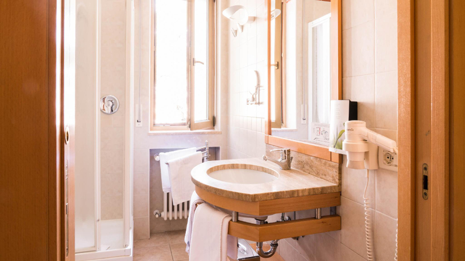 Bathroom 2, Flora Hotel & Suites-NEW, Bolzano
