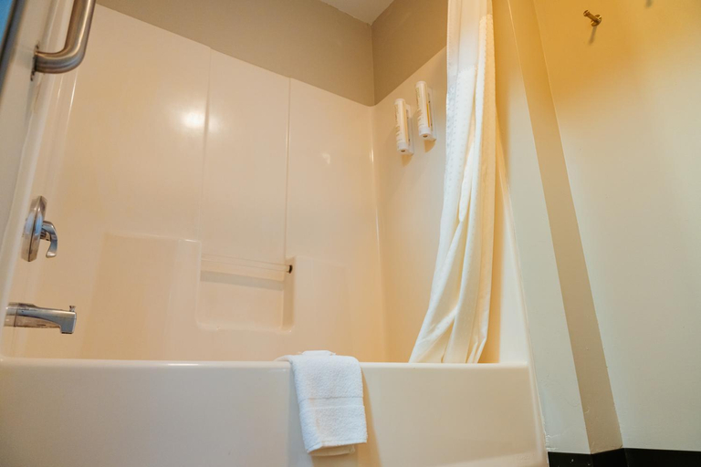 Bathroom 3, Clarion Pointe-Dillard near Blue Ridge Mountains, Rabun