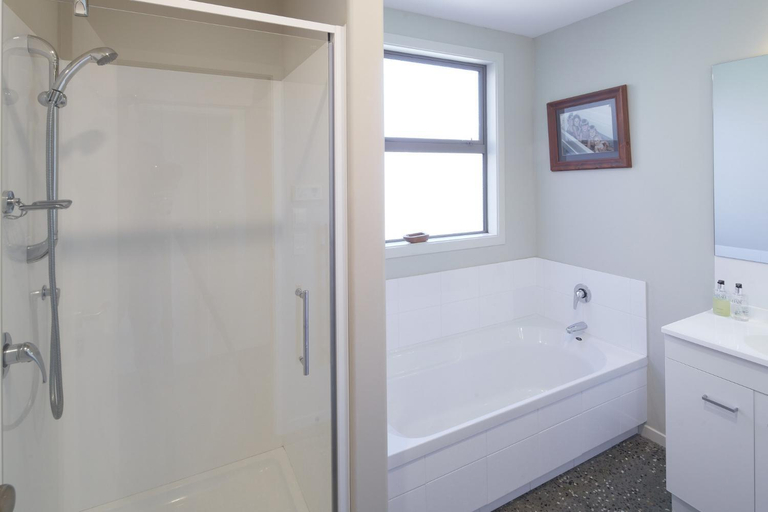 Shower 2, Takapo Escape - Lake Tekapo, Mackenzie