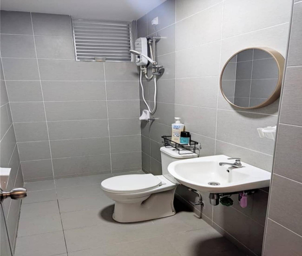 Bathroom, IZZ Meru Homestay Ipoh (Groundfloor/Pool View), Kinta