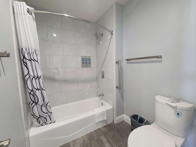 Bathroom 4, Best Western Orange Plaza, Orange