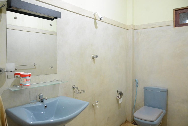 Bathroom 5, Hotel Thilon, Katana