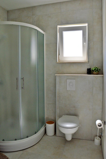 Bathroom 2, Apartmani Portina, Ploče