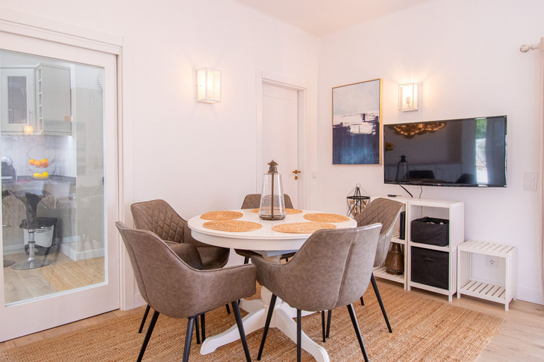Room 4, 67 adm 3 Bedroom Villa Walking Distance to Carvo, Lagoa