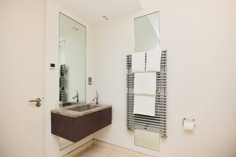 Bathroom 4, The Hampstead Garden Hideaway - 5bdr Home With Pool and Garden, London
