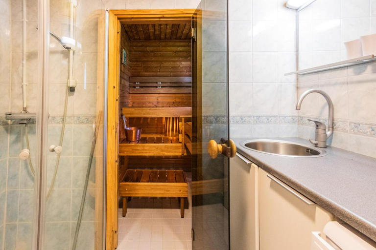 Bathroom 3, Kolin Aamuranta, North Karelia