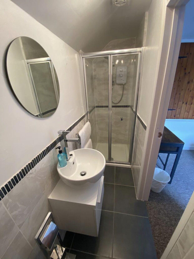 Bathroom 4, The Red Lion at Hellidon, Northamptonshire