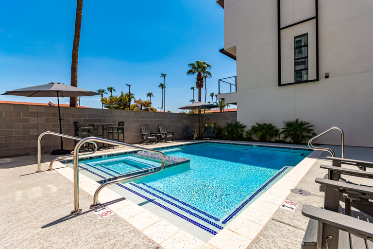 Room 5, Papago Lux Townhouse 4level Oasis w Rooftop Lounge, Maricopa