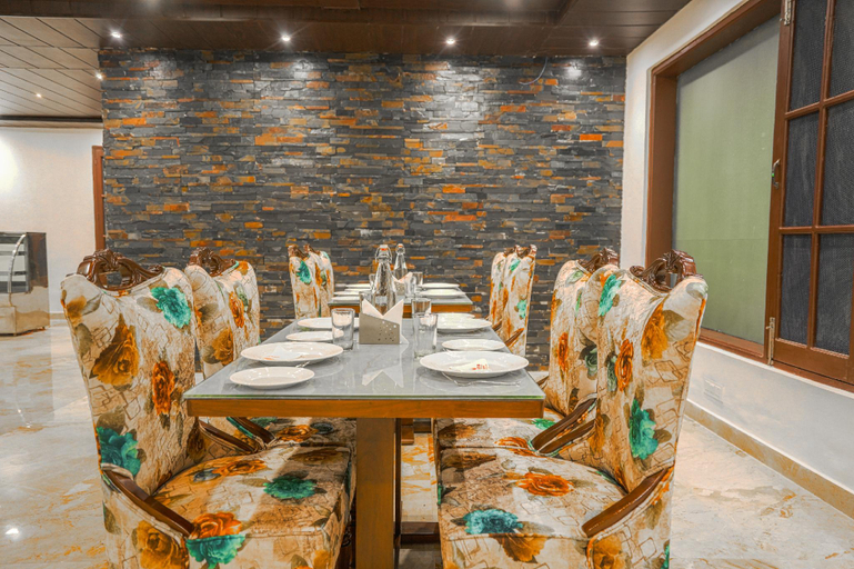 Food & Drinks 4, Pax Sunrise View, Chamba