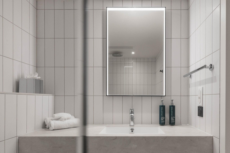Bathroom 5, Hilton Garden Inn Marseille Provence Airport, Bouches-du-Rhône