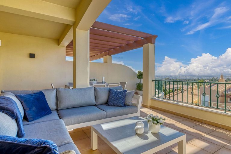 Room 1, 7 Boa Nova Immaculately Presented TWO Storey TOW, Lagoa