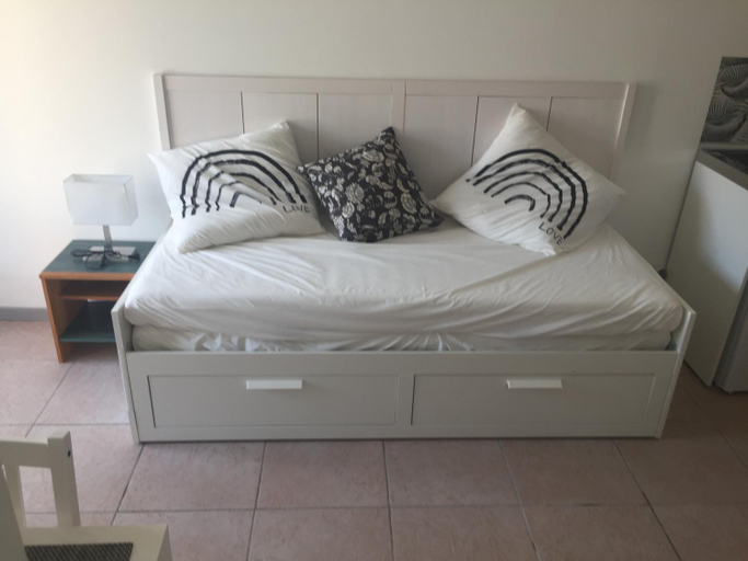 Bedroom 2, studio, Var