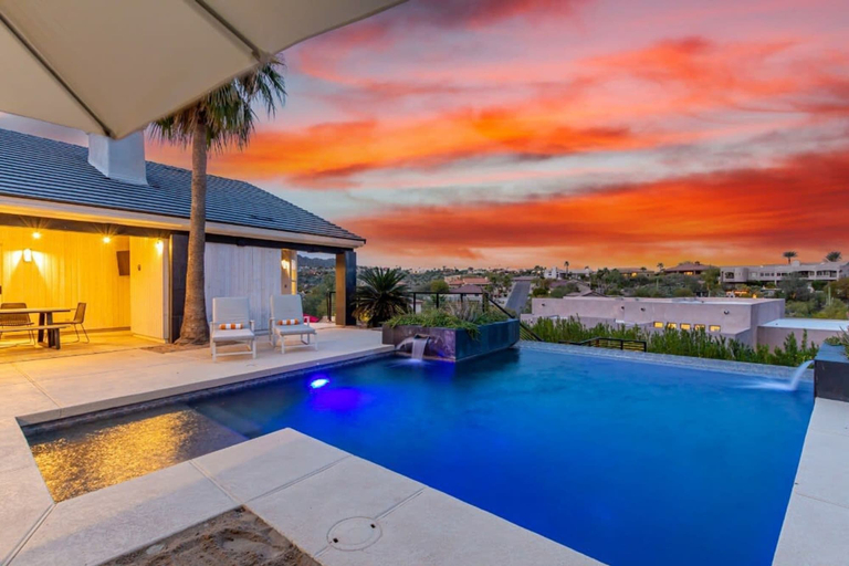 Room 4, Sunburst Estate Htd Pool Putt Grn Sleeps 14, Maricopa